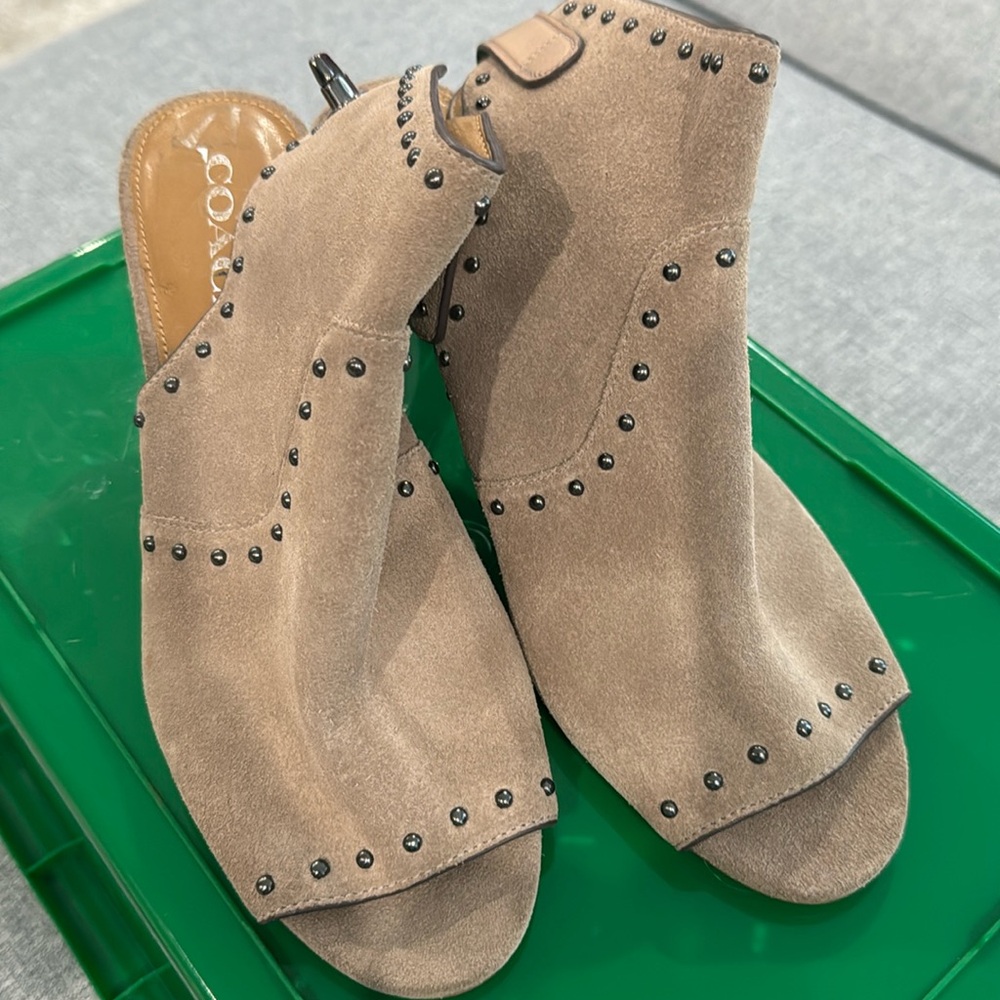 Women’s Coach Mabella Open ToedTan Heels- Sz 7.5